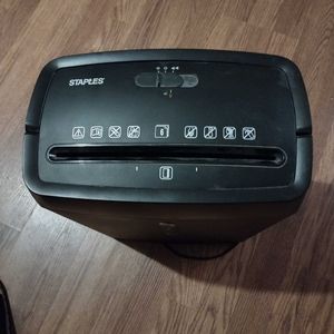 Staples 6-sheet Light Duty Cross Cut Paper Shredder